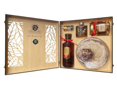 1 bottle of Moc Thuy Tuu Cordyceps Liquor 625ml, 1 bottle of Moc Thuy Tuu Cordyceps Korean Ginseng Liquor 100ml, 1 box of Bird's Nest 70gr, 1 jar of freeze-dried Cordyceps 15gr, 1 jar of red dates/ goji berries 50gr