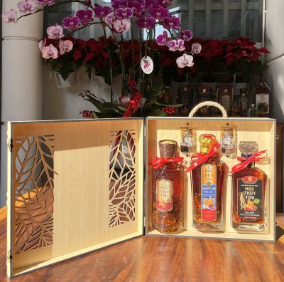 Collection of Moc Thuy Tuu Cordyceps Liquor Wooden Box